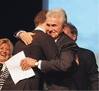 Jupp Heynkes (rechts) gratuliert Linus Natho
